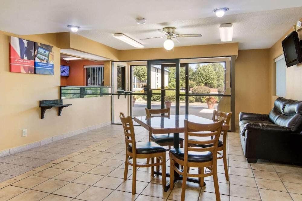 Rodeway Inn and Suites Macon 28/45