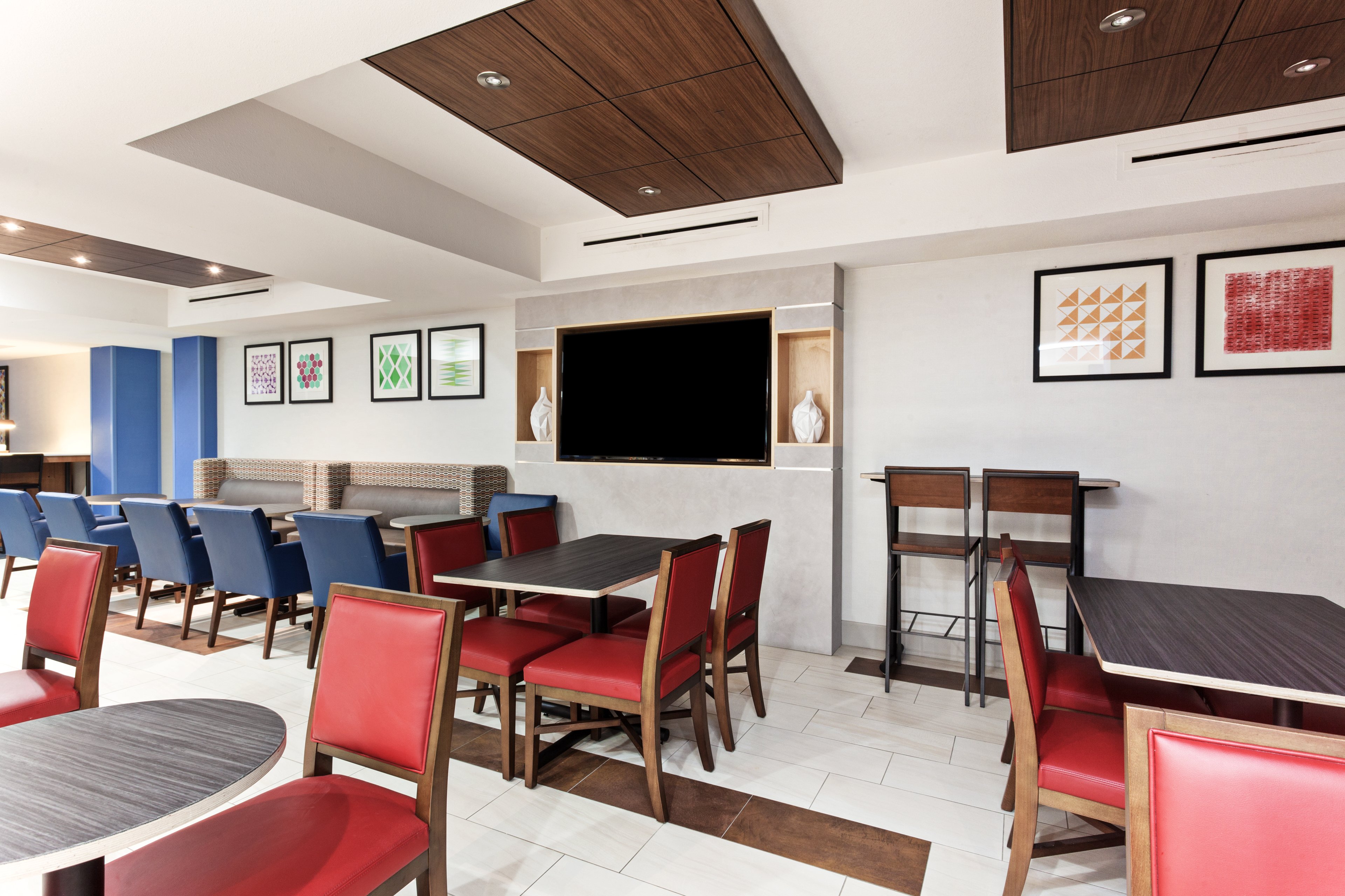 Holiday Inn Express & Suites Elk Grove West I-5 31/51