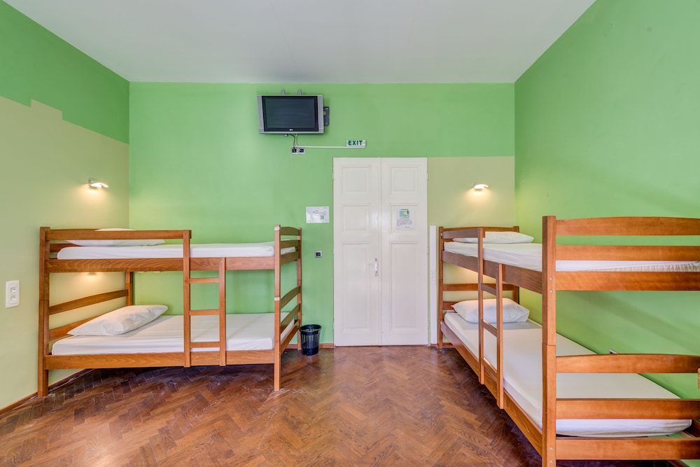 Adriatic Hostel 16/34