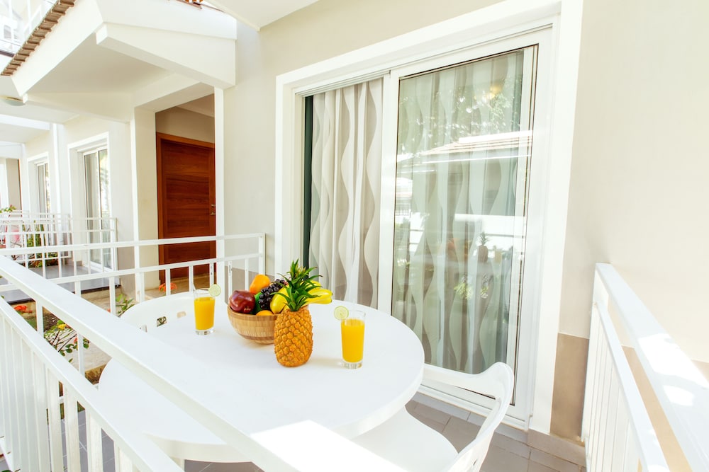 Tropicana Suites Deluxe Beach Club & Pool 6/50