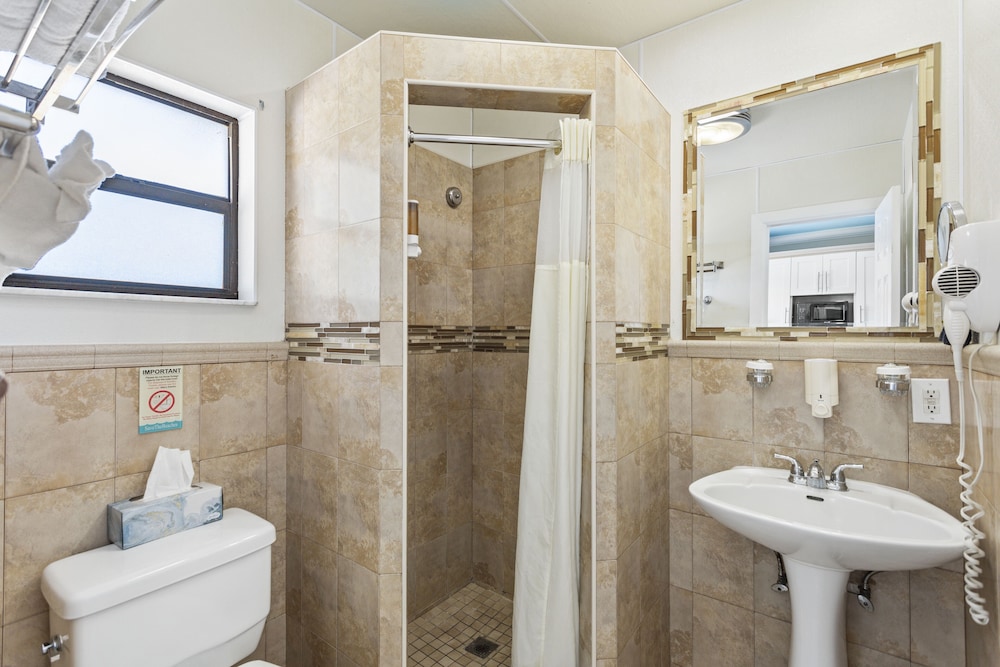 Bayview Plaza Waterfront Resort 68/70