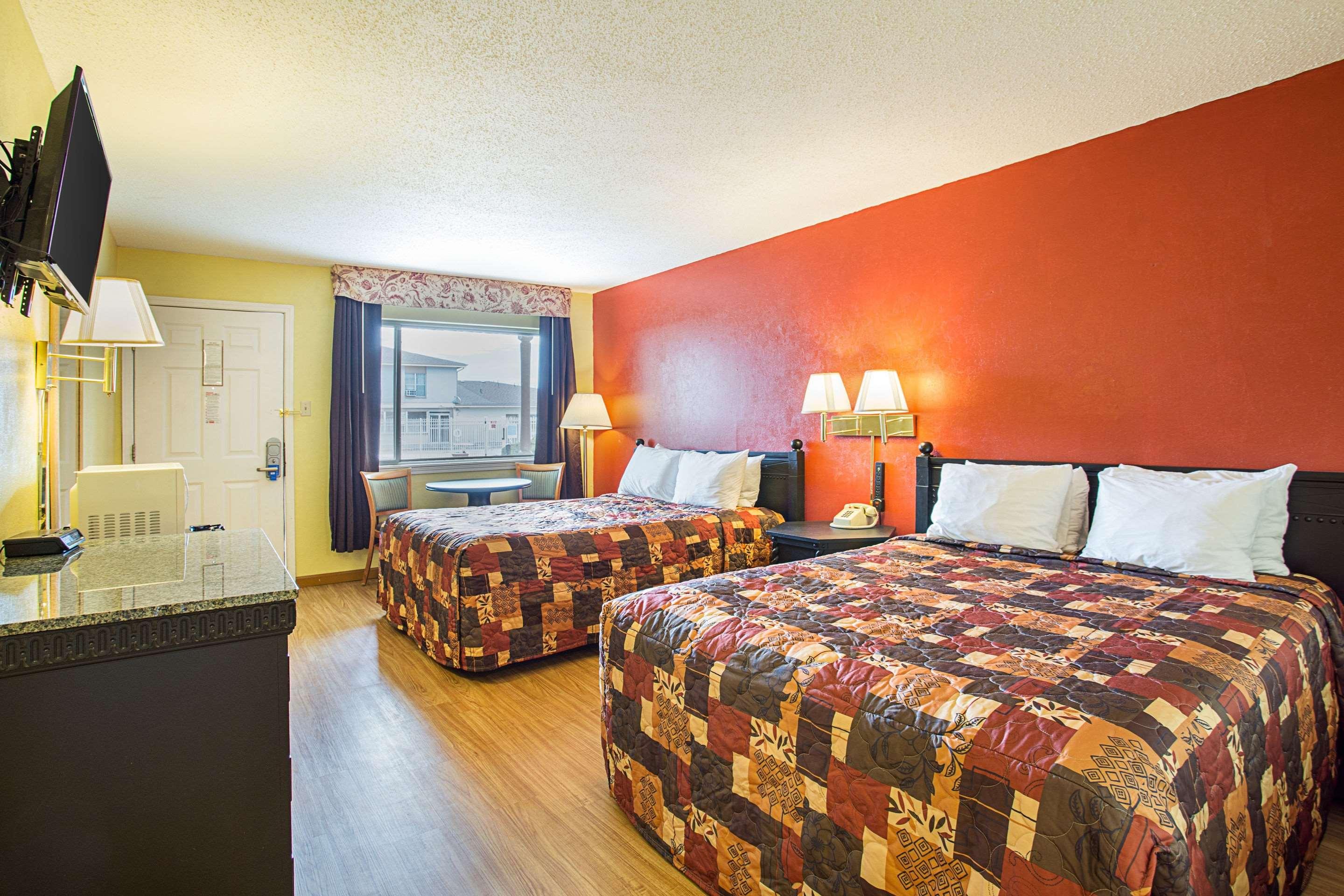 Room, King Bed, Rodeway Inn Roswell West 2/6