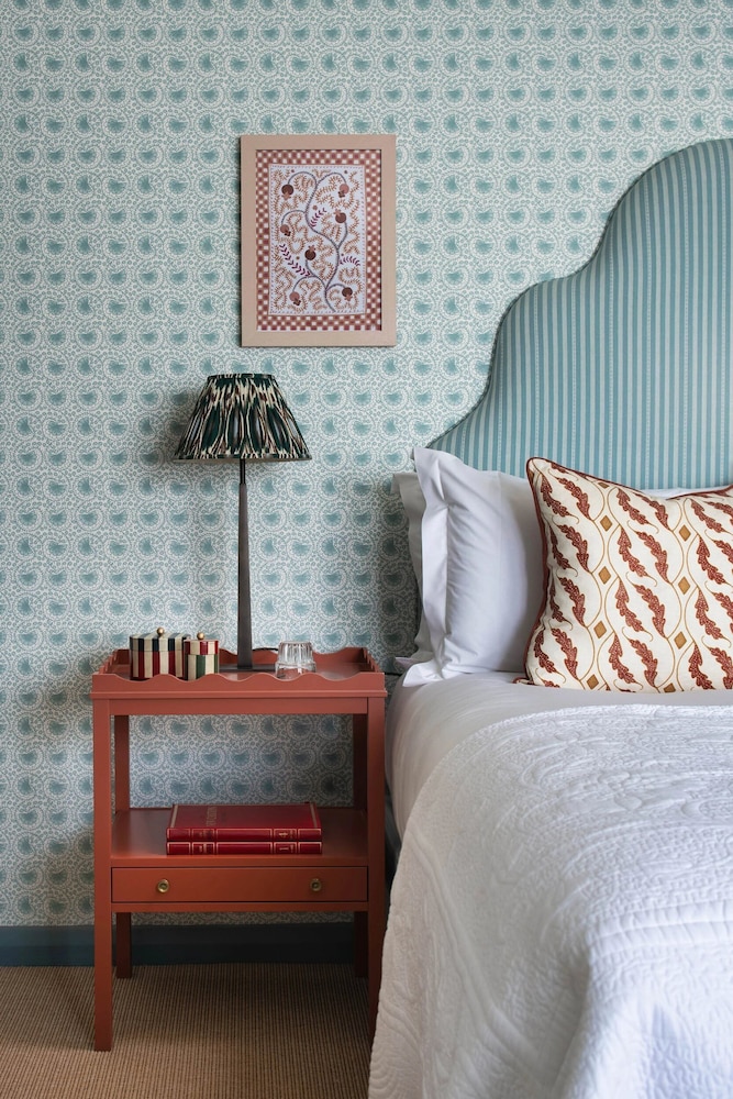 Classic, Cottage, King Bed, Deans Place 2/3