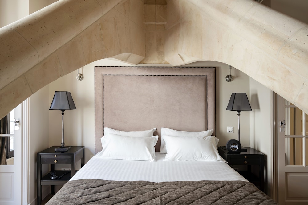 DOME, LUXURY, QUEEN BED