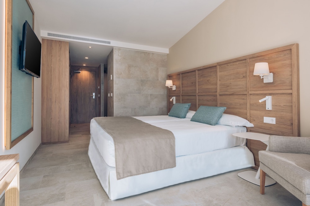 Iberostar Waves Cala Domingos 10/49