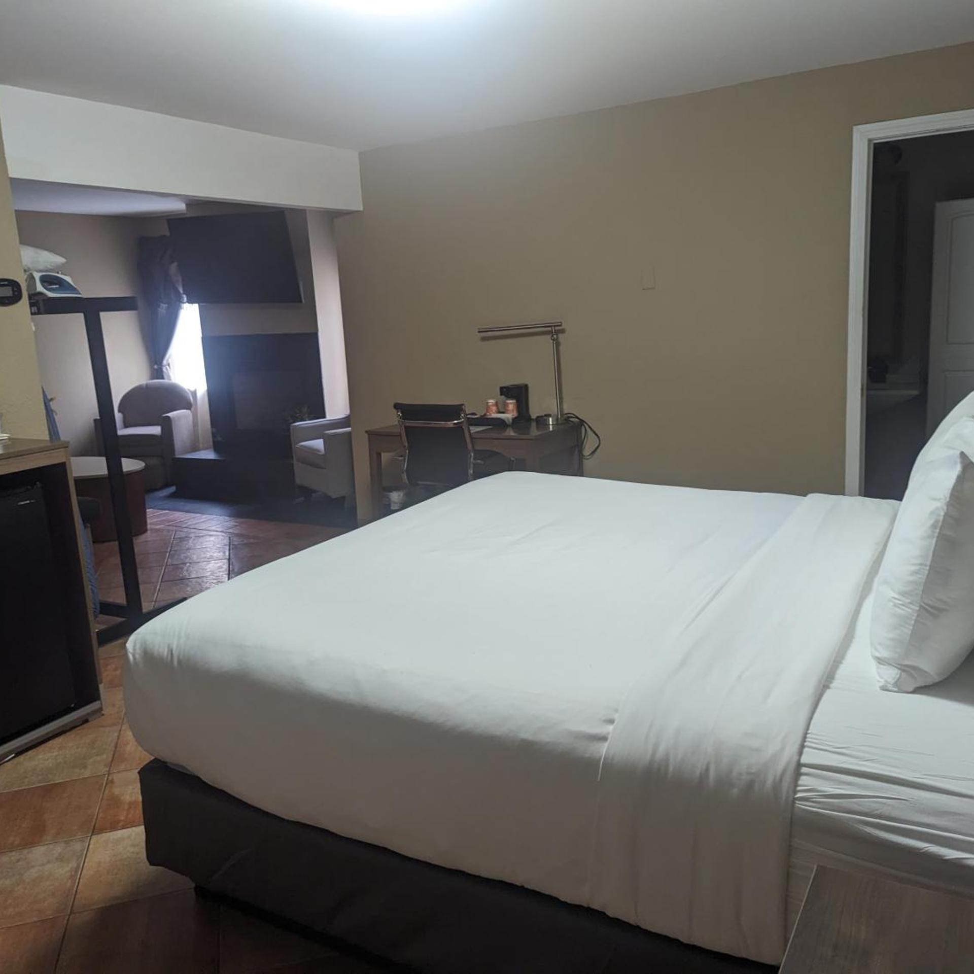 Suite, King Bed, Exterior Entrance