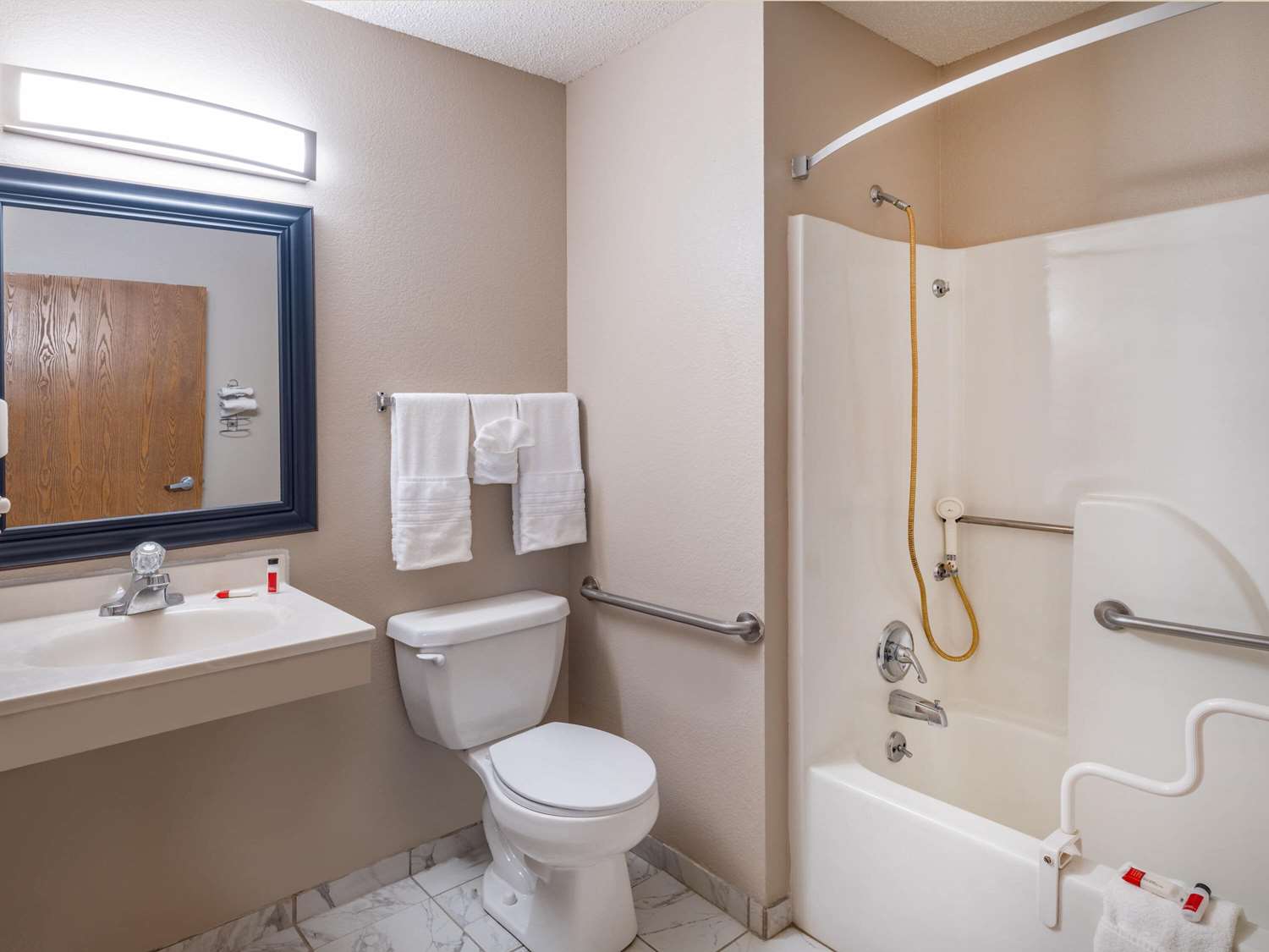 Super 8 By Wyndham Clinton 25/27