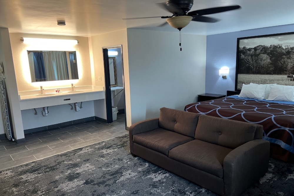 Super 8 by Wyndham Columbus IN 23/33