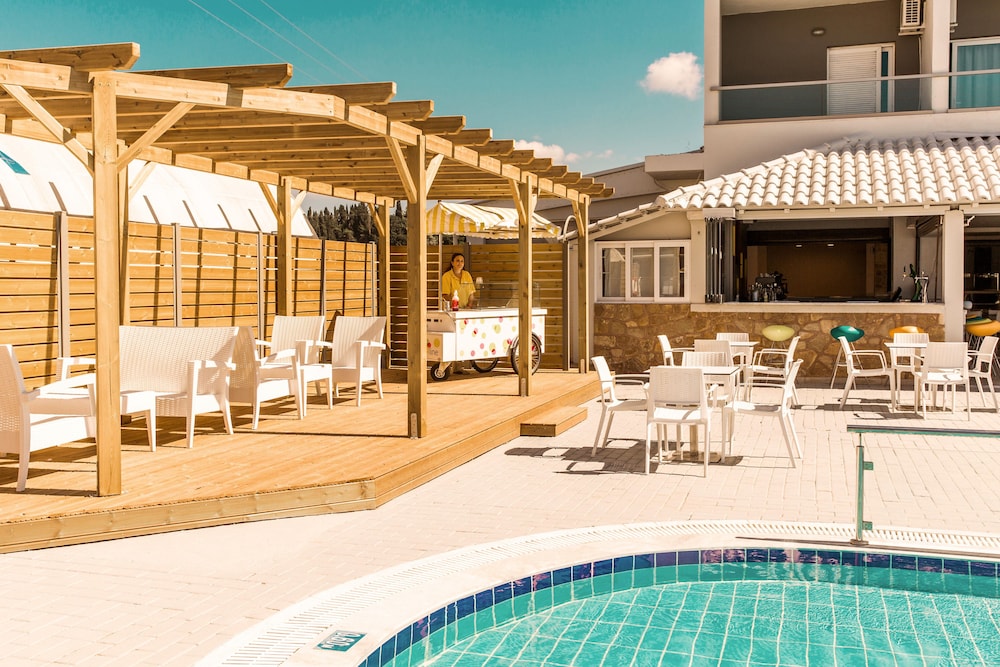 Mimosa Hotel 25/28