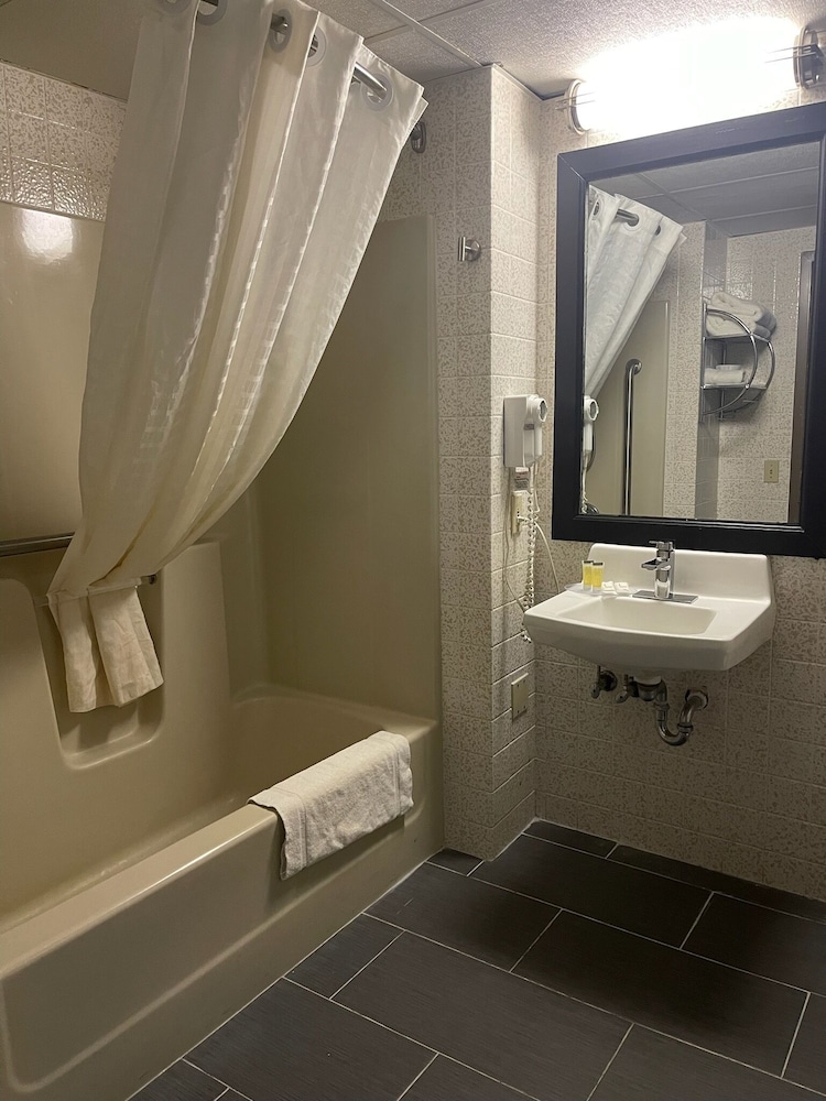 Wingate by Wyndham Lake George 62/63