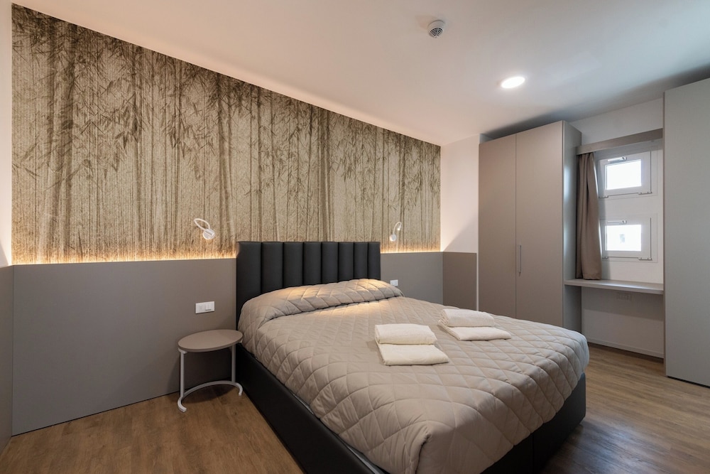 1 BEDROOM, CONDO, SUPERIOR