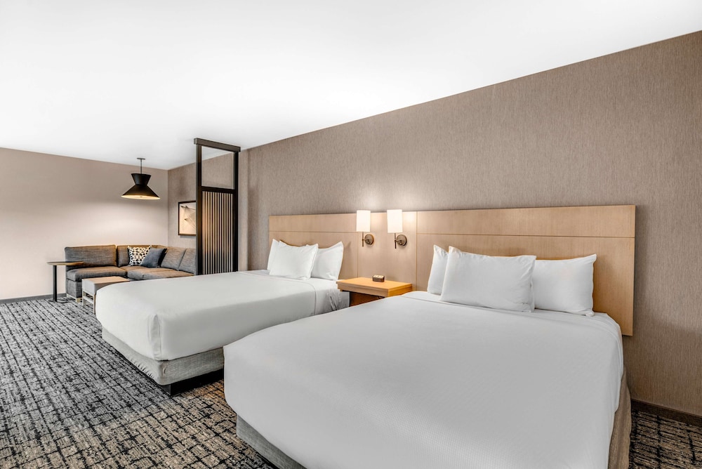 ROOM, 2 QUEEN BEDS, SOFA, ACCESSIBLE