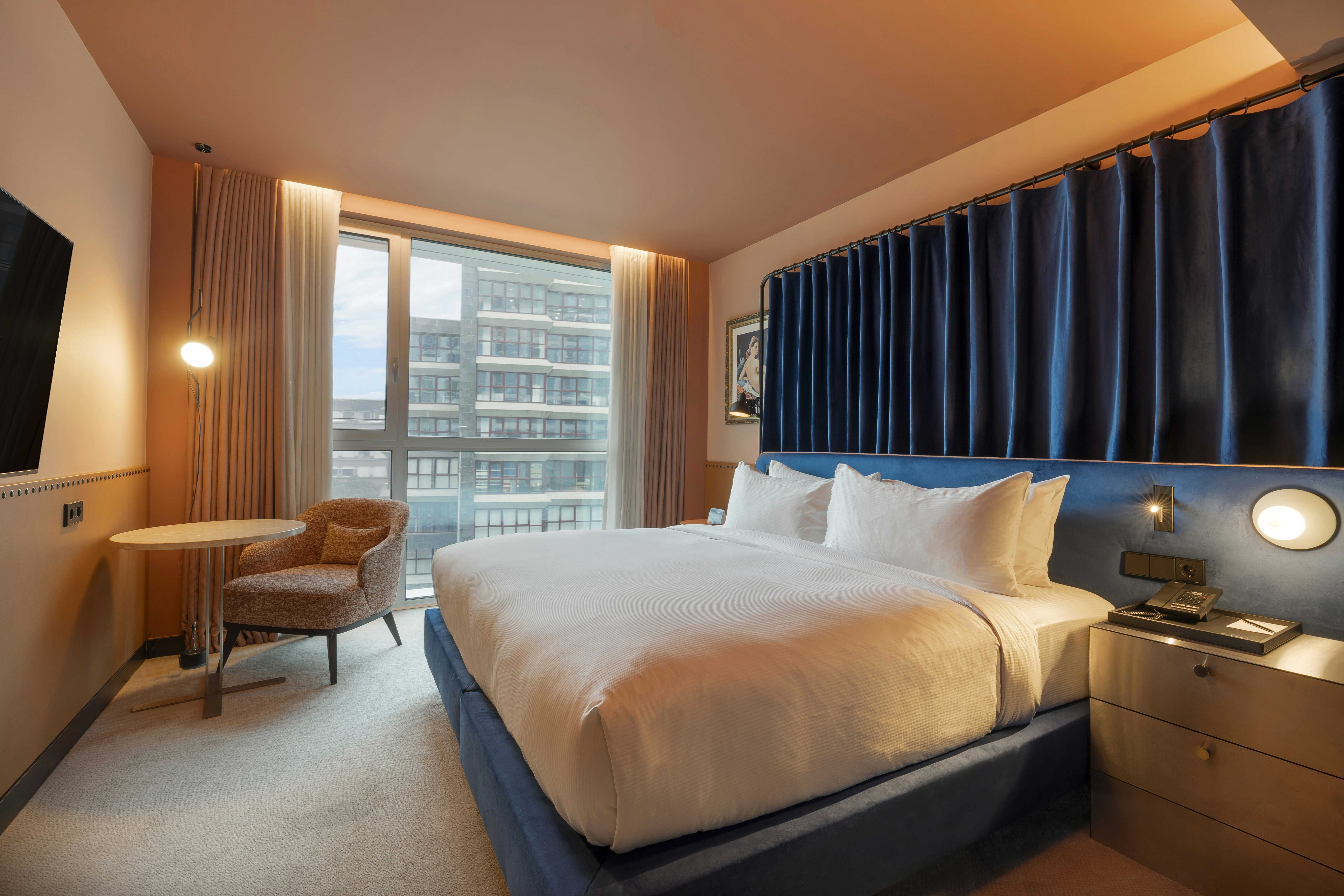 DELUXE, KING BED