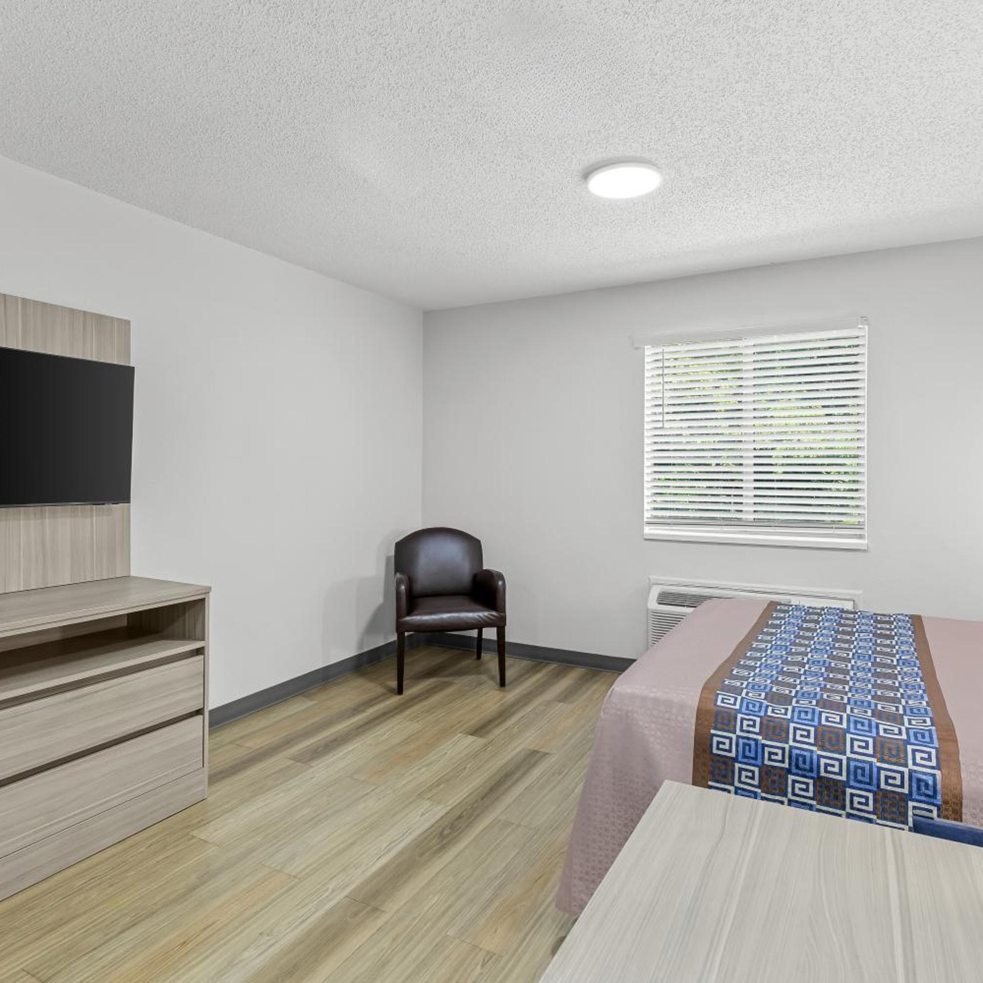 Efficiency, Queen Bed، Suburban Studios Copley Akron West 3/3