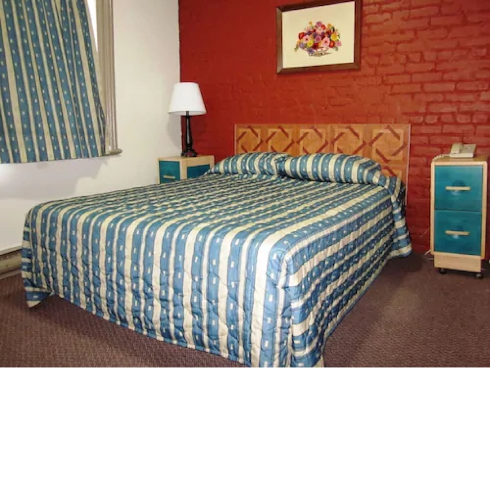 Hotel Ste-Catherine 5/30
