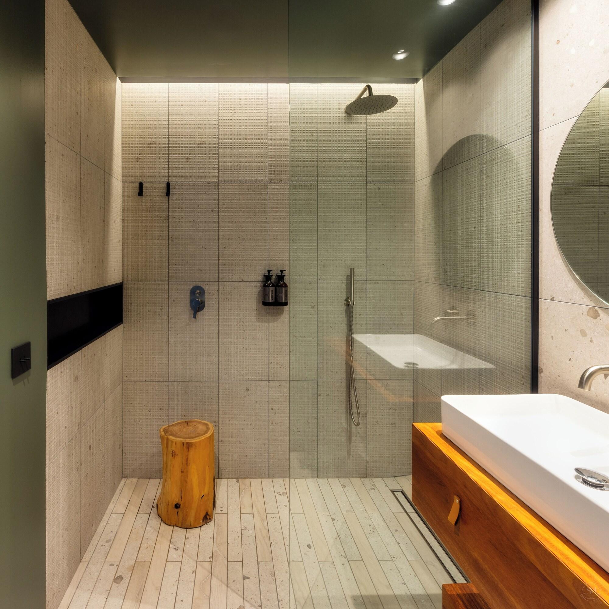 Wood Hotel & Spa 49/50
