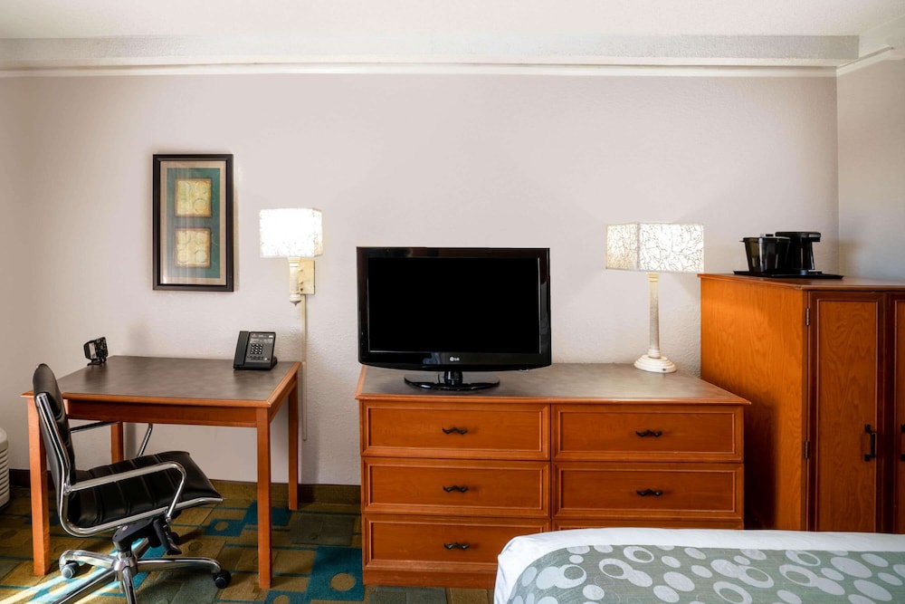 La Quinta Inn & Suites by Wyndham Nashville Airport/Opryland 37/38