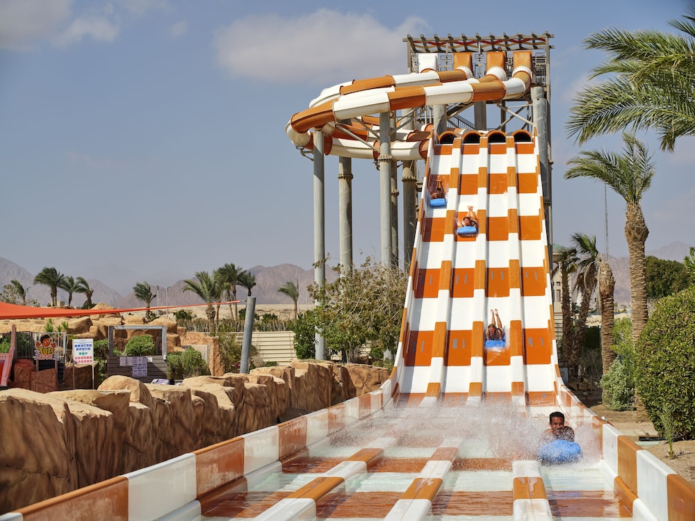 Coral Sea Water World Resort 62/73