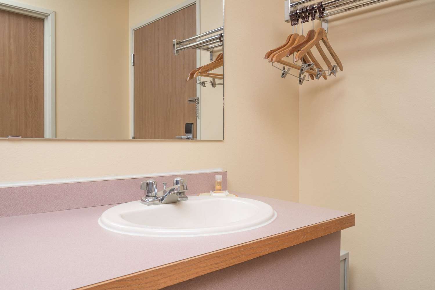 Days Inn By Wyndham West-Eau Claire 23/24