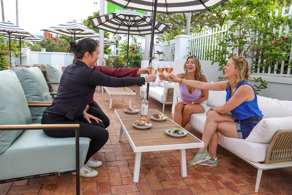 Mercure Cairns 44/64
