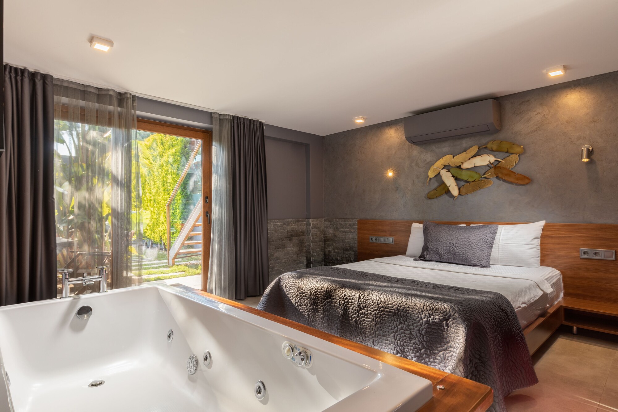 DELUXE, SUITE, HOT TUB
