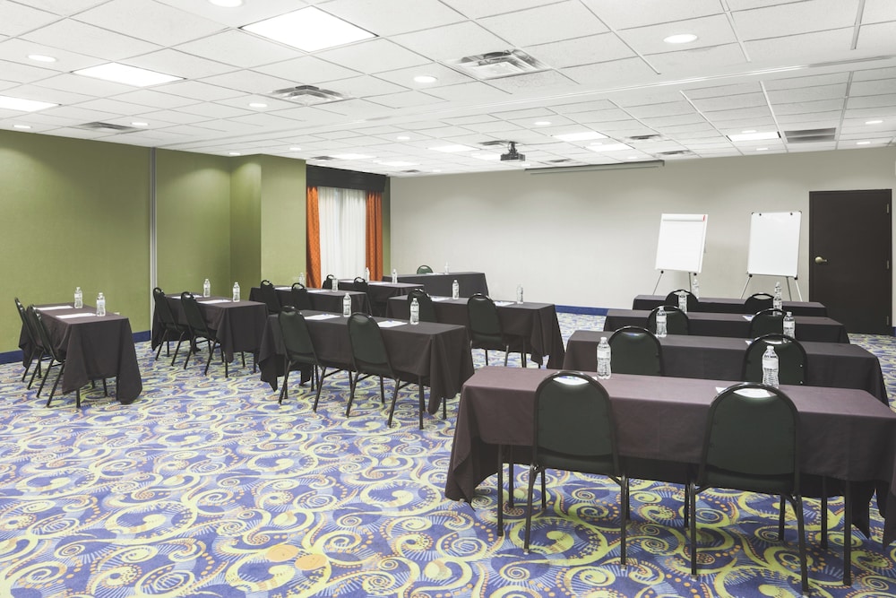 Holiday Inn Express And Suites Duluth Mall Area 61/69