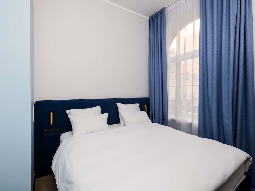EXECUTIVE, DOUBLE BED, SOFA