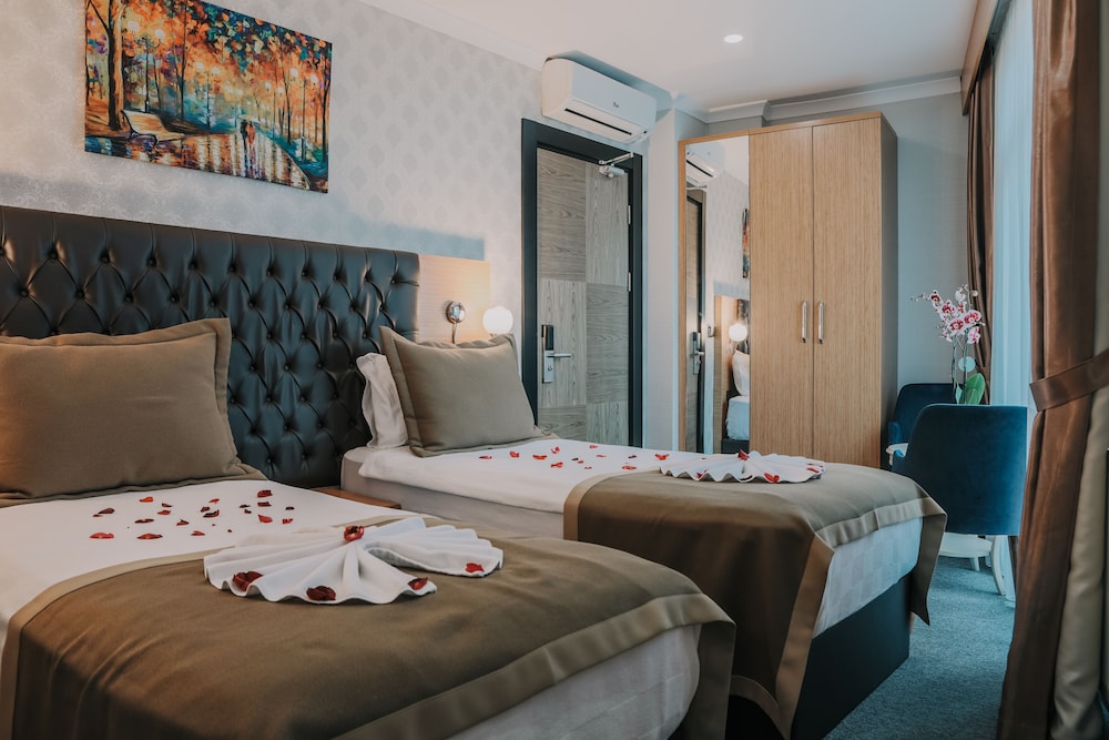 Grand Lark Otel 23/50