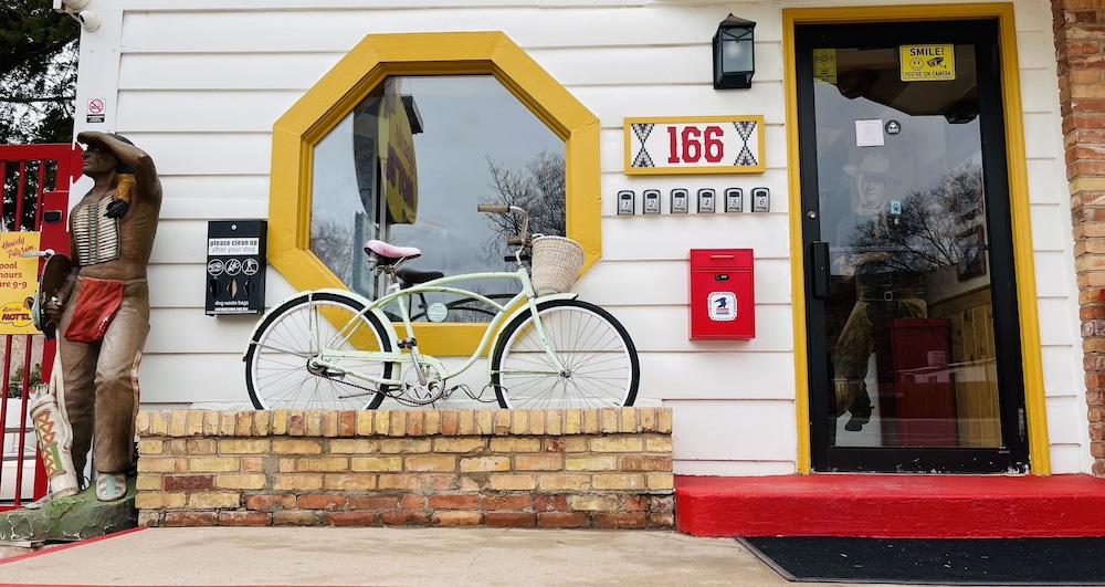 Apache Motel 11/48