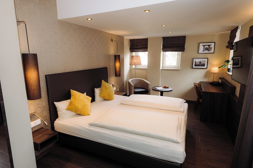 BUSINESS, DOUBLE BED