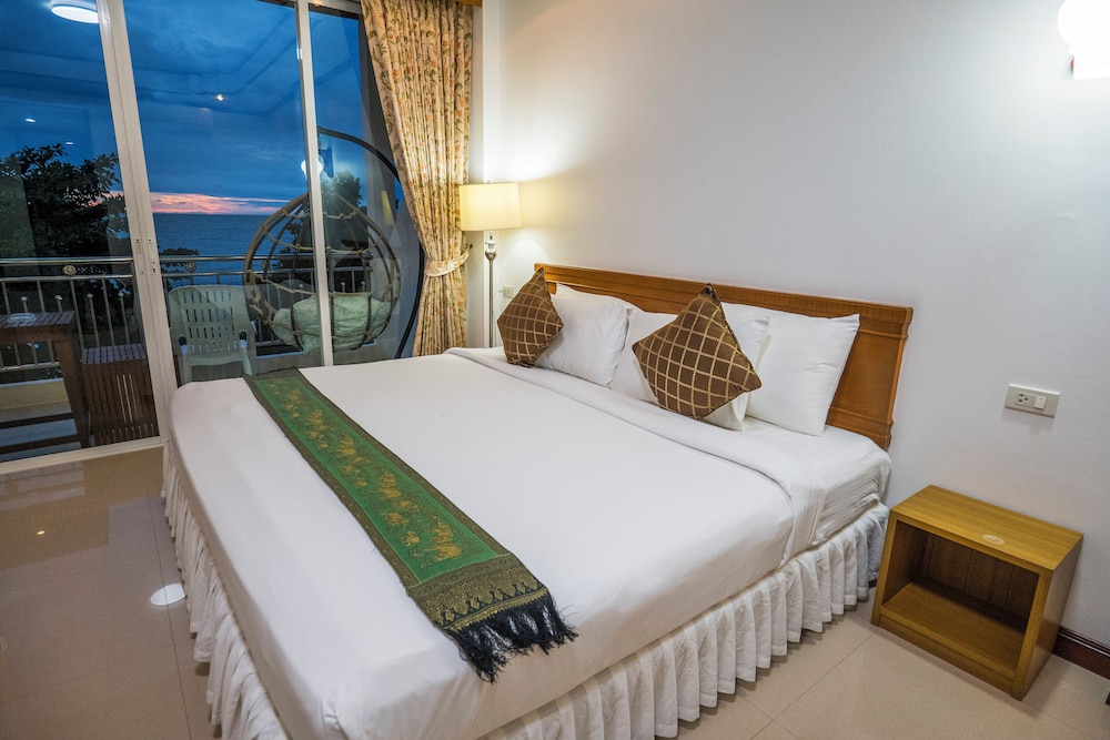 MIDDLE, DELUXE, OCEAN VIEW