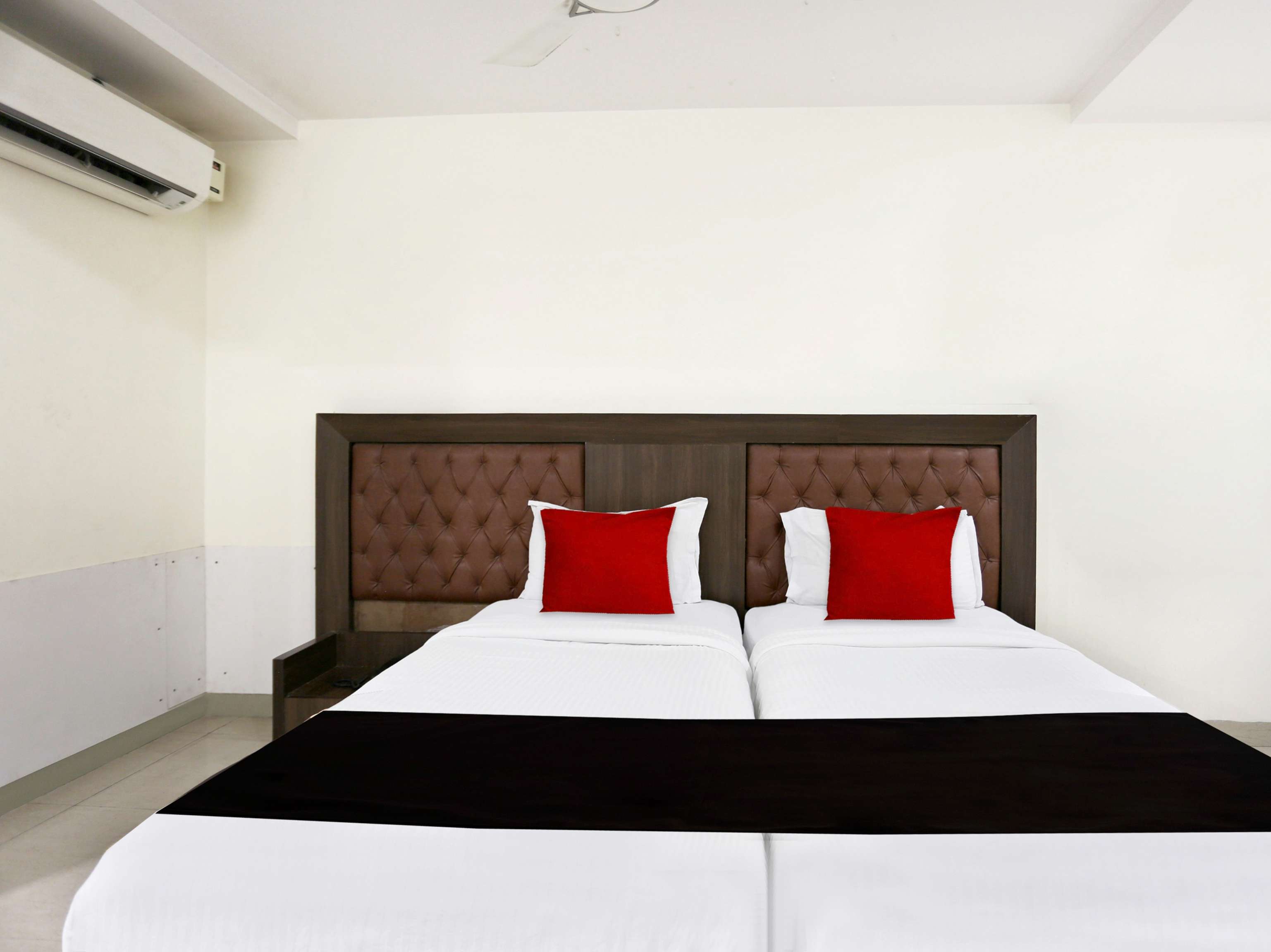 OYO 9003 Deccan Inn 10/42