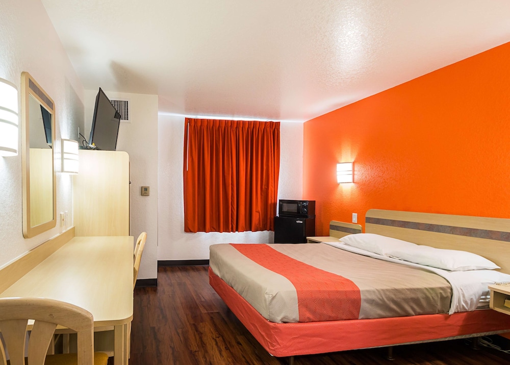 DELUXE, QUEEN BED, SMOKING