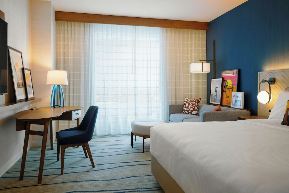 غرفة بسرير كينج مع أريكة لذوي الإعاقة، Gaylord Pacific Resort & Convention Center 2/4