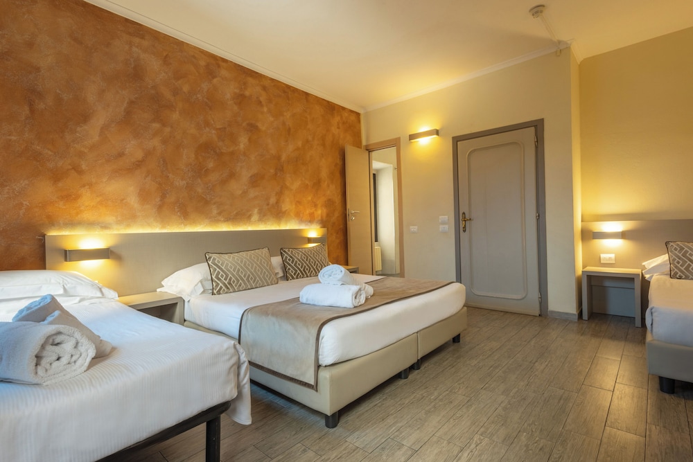 ROOM, QUADRUPLE
