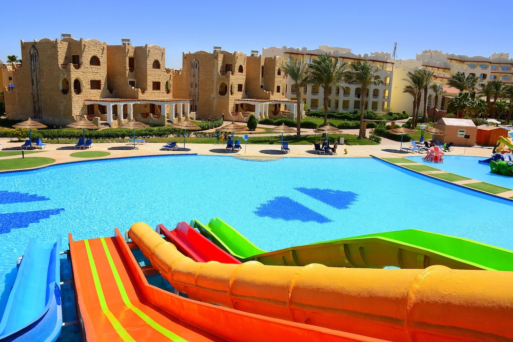 Royal Lagoons Aqua Park Resort And Spa 30/50