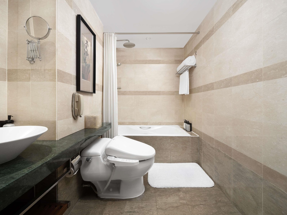 Grand Mercure Shanghai Hongqiao 78/79