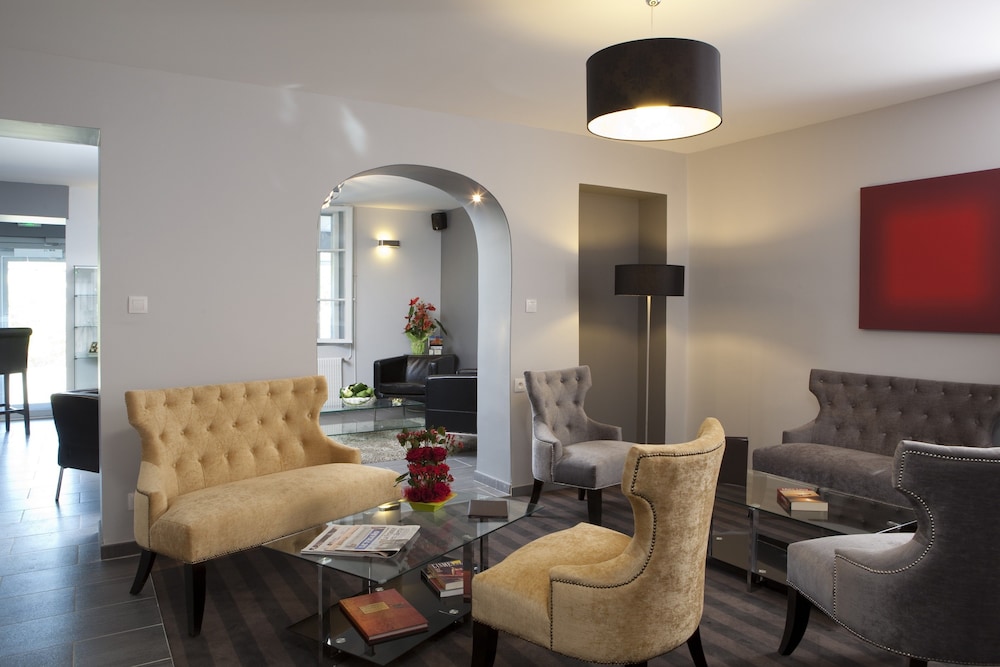 HÔTEL LES PIERRES DORÉES 10/39
