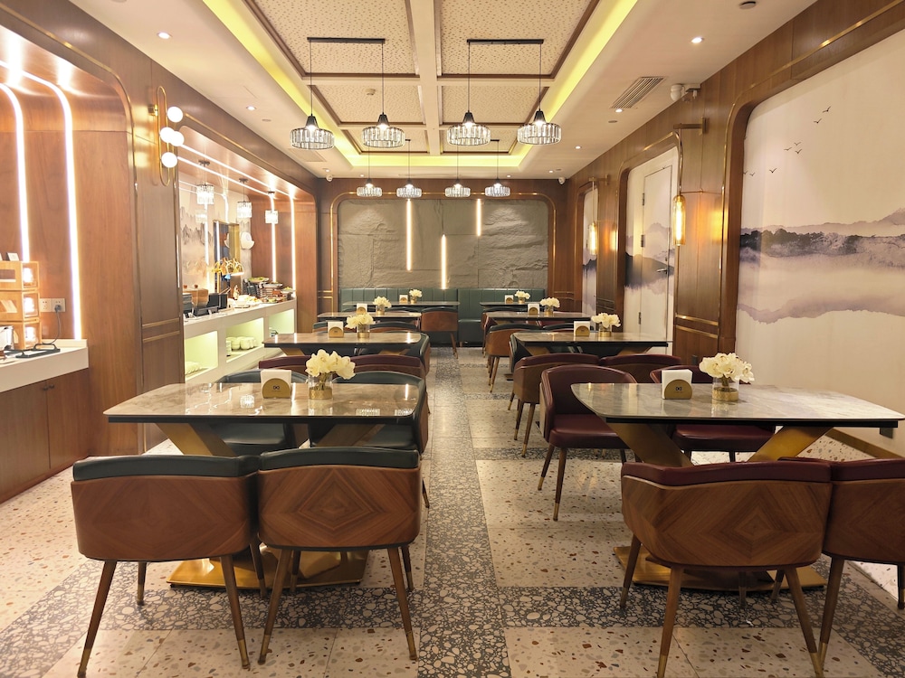 Nostalgia S Hotel (Beijing Nest-type Olympic Stadium Center) 45/57