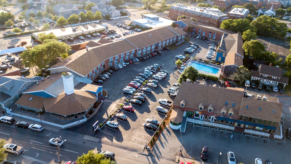 Hyannis Plaza Hotel 55/63