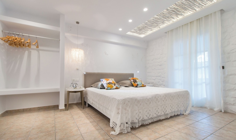 Spiros Hotel 16/83