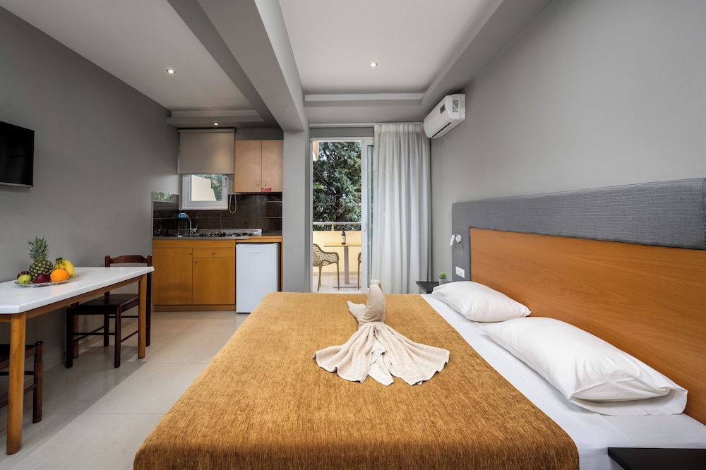 ROOM, TWIN BEDS