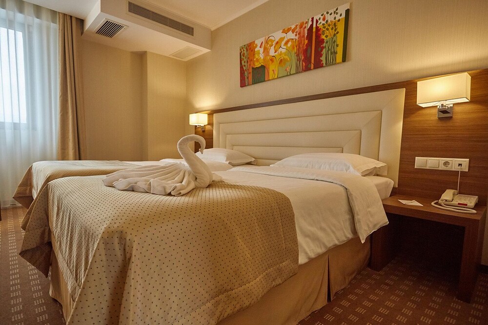 CENTRAL PLAZA HOTEL 11/50