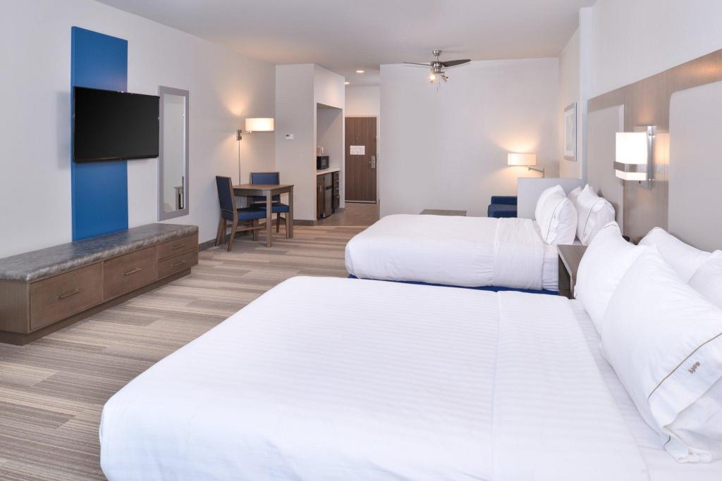 Mixed Dorm, Suite, 2 Queen Beds, Accessible