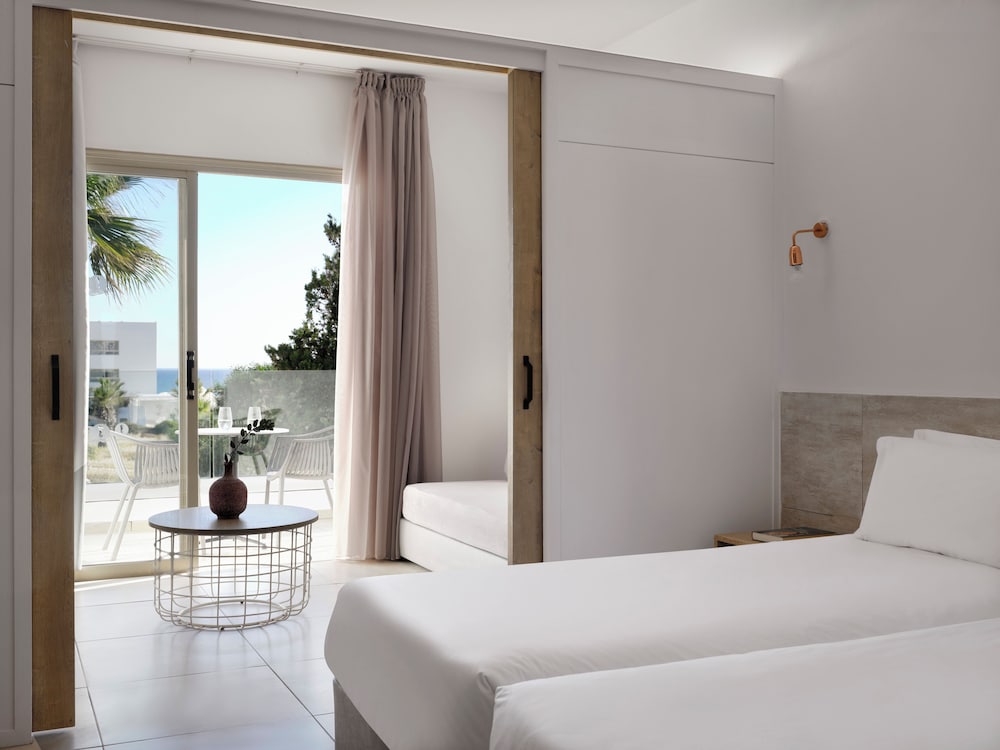 FAMILY, QUEEN AND TWIN BEDS, LATERAL SIDE SEA VIEW