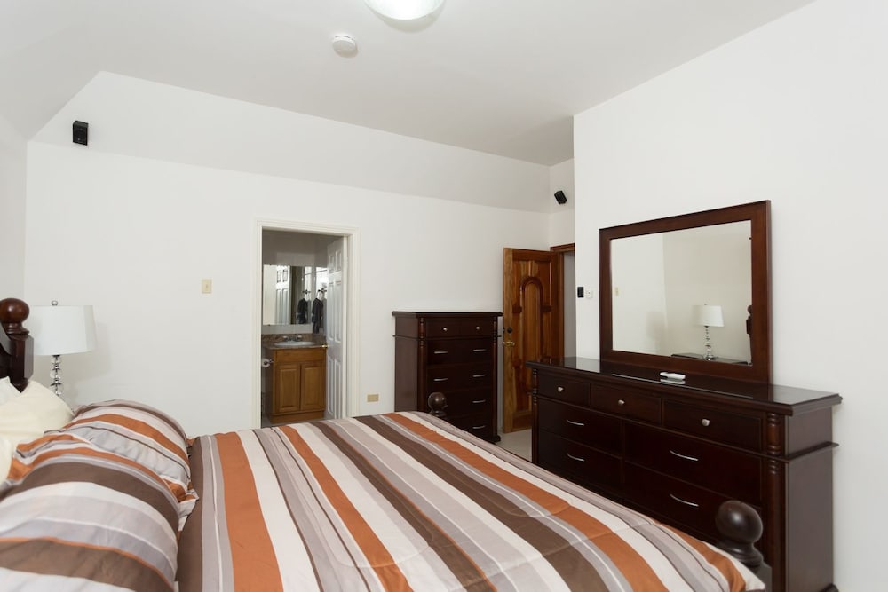 New Kingston Guest Apt At Fairway 6/24