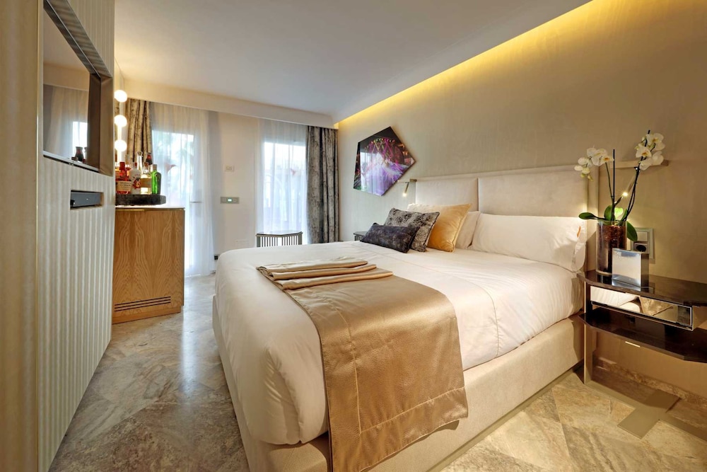 Superior, Single, King Bed, Front Row