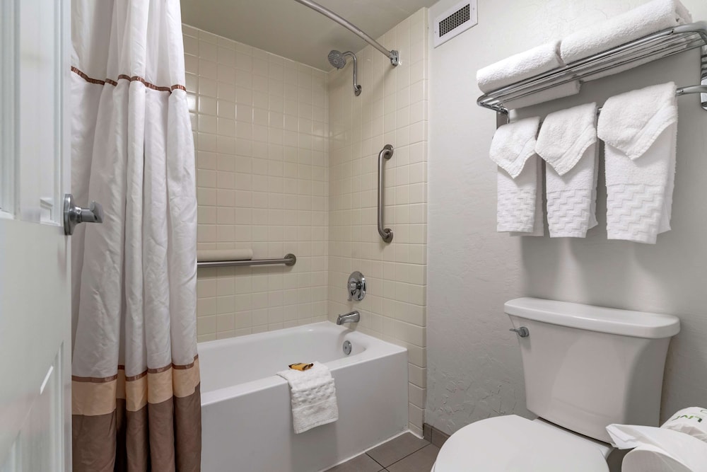 Best Western Plus Hilltop Inn 20/52