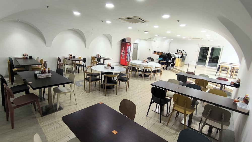 restaurant cafeteria