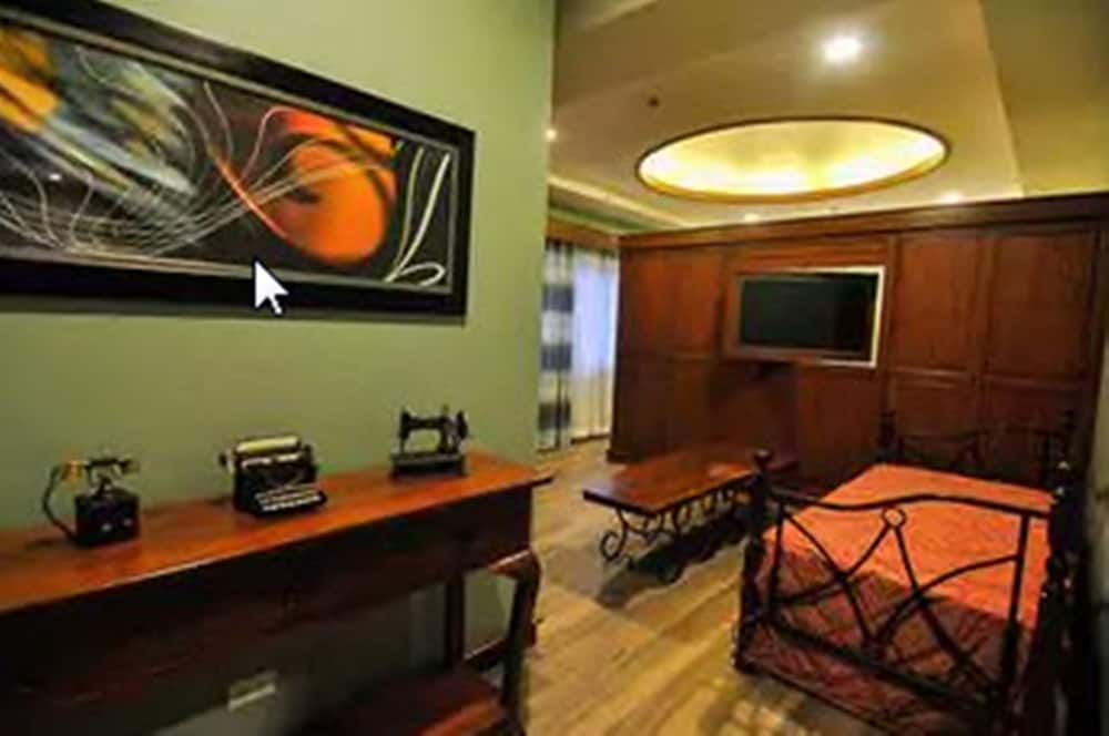 Paragon Hotel And Suites 37/50